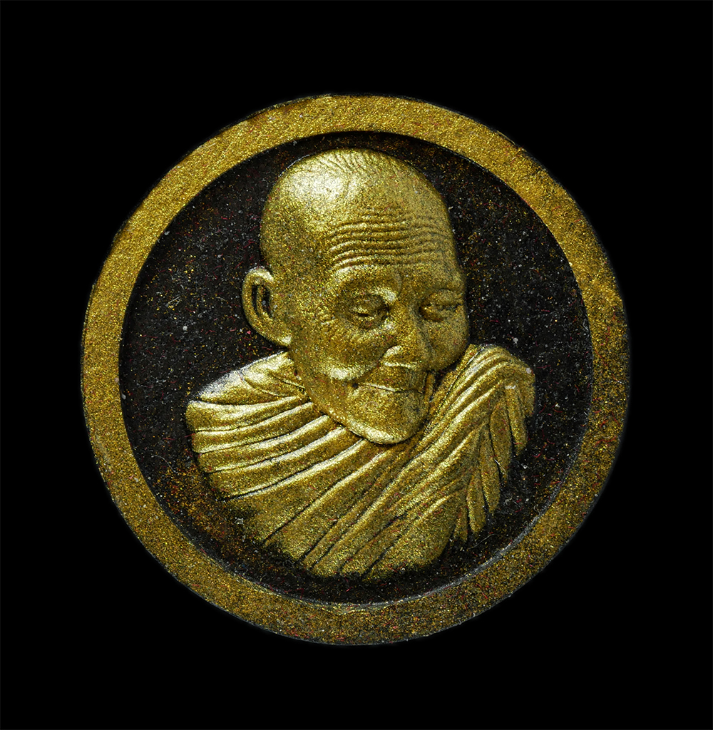 15Jun24 (58)ap.jpg - พระผงจันทร์ลอย หลังเรือสําเภา หลวงปู่ฮก วัดราษฏร์เรืองสุข จ.ชลบุรี อายุ 94 ปี พ.ศ.2558 เนื้อผงพุทธคุณ ผงว่าน ผงใบลาน (เนื้อดำ โรยพลอย) พร้อมกล่อง หลวง [..] | https://kamulet.in.th